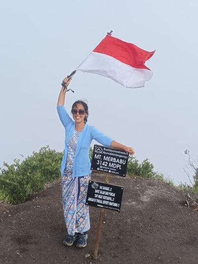 Mengenal Rahmi Hidayanti, Srikandi Penakluk Gunung dengan Kebaya.
