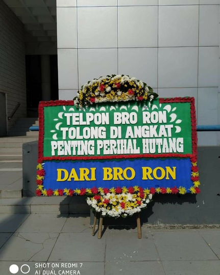 Viral Karangan Bunga Penagih Hutang di Pesta Pernikahan! Wow Malu Tuh Pasti?