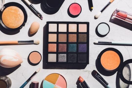Jangan Anggap Sepele! Ini Bahaya yang Hadir Kalau Sista Tidak Rajin Bersihkan Makeup!