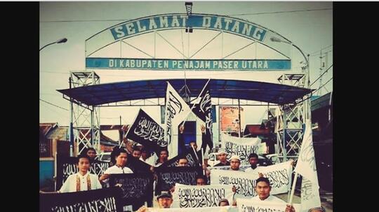 Viral Warga Bentangkan Bendera Tauhid di Gerbang “Ibu Kota Baru” Kaltim