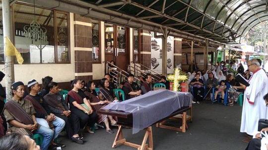 Viral Sebuah Masjid Izinkan Umat Agama Lain Gelar Acara Doa untuk Jenazah di Halaman