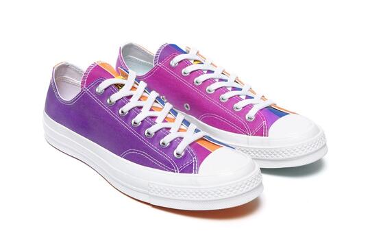 Sneakers Ini Bisa Berubah Warna Saat Terkena Sinar Matahari, Keren!