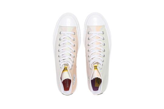 Sneakers Ini Bisa Berubah Warna Saat Terkena Sinar Matahari, Keren!