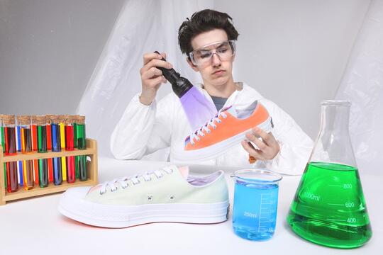 Sneakers Ini Bisa Berubah Warna Saat Terkena Sinar Matahari, Keren!