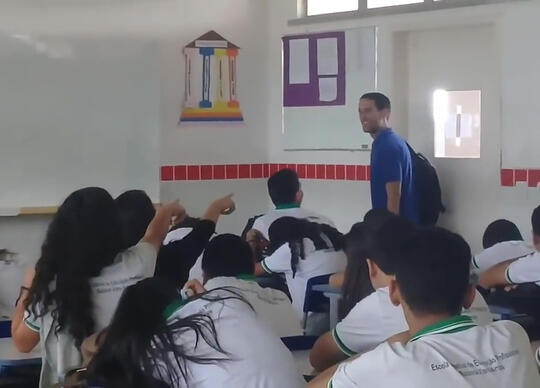 Mengharukan, Guru ini tidak digaji tapi malah mendapatkan kejutan dari murid muridnya