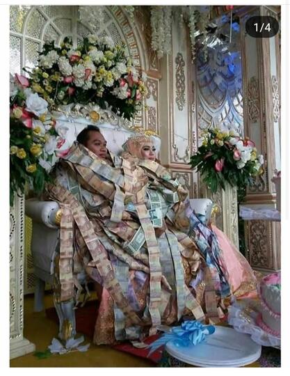 Pernikahan Unik, Keduanya Di Selimuti Dengan Uang, Bagaimana Menurut Kalian?