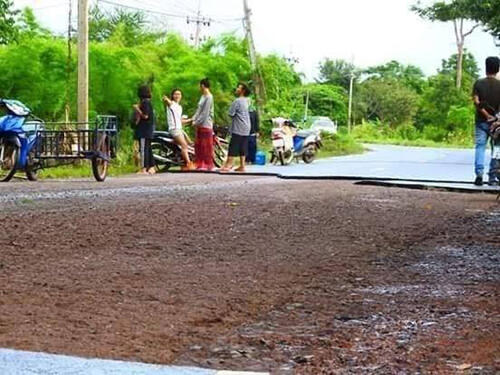 Gokil, Ini Dia Penampakan Aspal Saat Mengelupas !