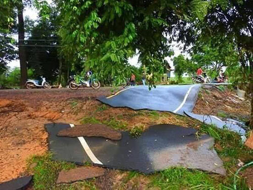 Gokil, Ini Dia Penampakan Aspal Saat Mengelupas !