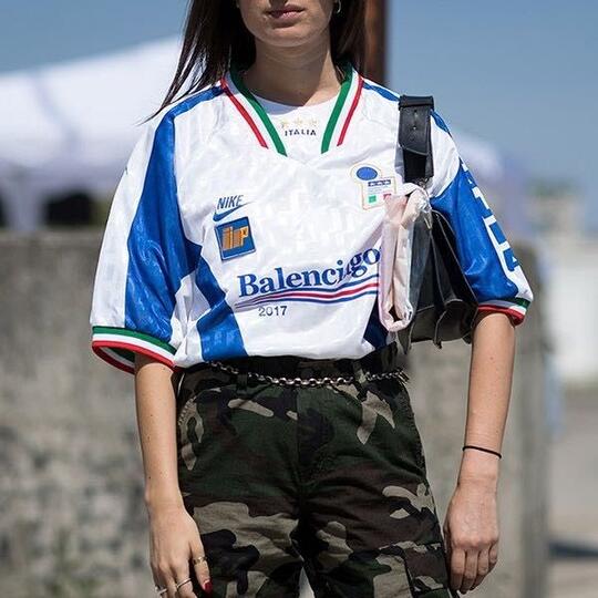 Sista Tetap Bisa Tampil Stylish dengan Menggunakan Baju Bola Kok!