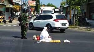 Aksi Emak-Emak Shalat Di Tengah Jalan Hingga Di Jaga TNI