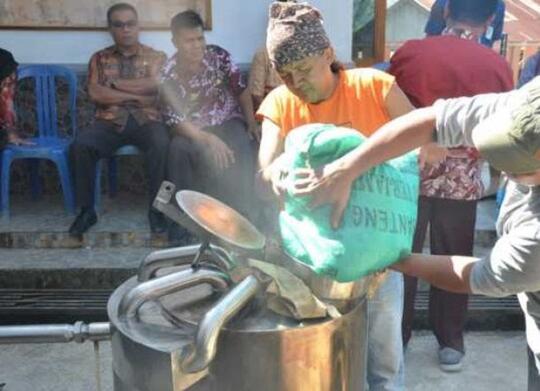 Viral Faedah, Pria Asal Sinjai Ini Rakit Alat Penyuling Sampah Plastik Jadi BBM, Gan!
