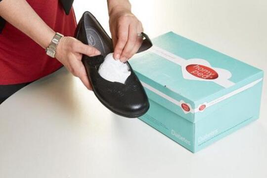 Jangan Dulu Dibuang, Kertas Pengganjal Sepatu Ini Ada Manfaatnya!