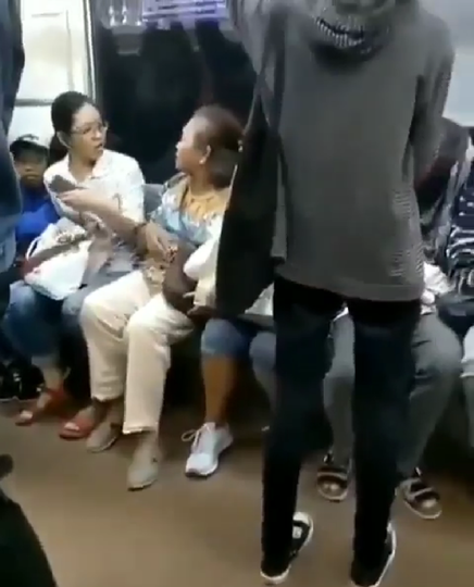 Tak Terima Dipanggil Nenek, Wanita Ini Mengamuk di Kereta