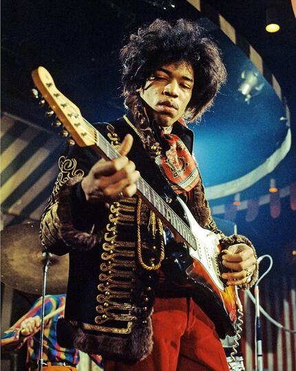 Sang Dewa Gitar Yang "Kesepian"