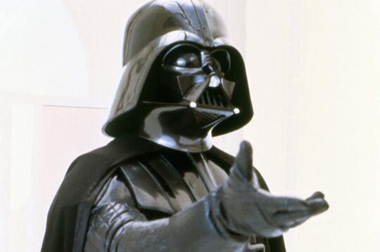 Topeng Asli Darth Vader dalam Film Star Wars Empire Strikes Back Bakal Dilelang!