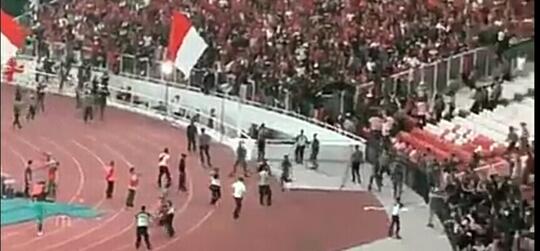 Olahraga sepak bola memikat suporter indonesia, apa yang terjadi saat kisruh?