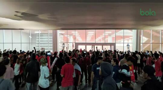 Olahraga sepak bola memikat suporter indonesia, apa yang terjadi saat kisruh?
