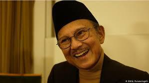 Kata Mutiara Romantis Pak Habibie yang Bikin Baper.