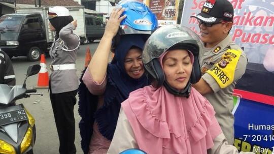 Viral, Pria Ini Malah Kegirangan Saat Di Tilang Polwan Cantik.