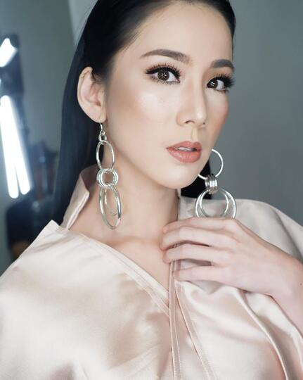 5 Potret Jill Gladys Buktikan Ia Tetap Cantik di Usia 32 Tahun!