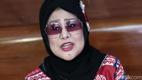 Gak Dikasih Ngutang Rokok, Anak Elvy Sukaesih Ngamuk Bawa Golok