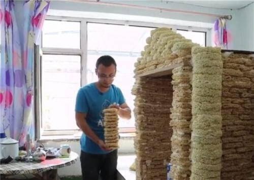 Video Pria Membangun Rumah Mainan Dengan 2000 Mie Instan Kadaluarsa, Apakah Ini Aman?
