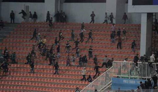 Ribut Lagi! Lanjutan Liga 1, Tira Kabo Vs Persib diwarnai Kericuhan Antar Suporternya