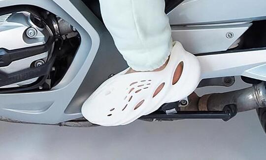 Desain Sepatu Baru Kanye West Emang Kocak, Tapi Jangan Ketawain Dulu Gan!