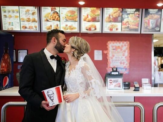 KFC Australia Adakan Pesta Pernikahan Untuk Para Pecinta Ayam Terpilih