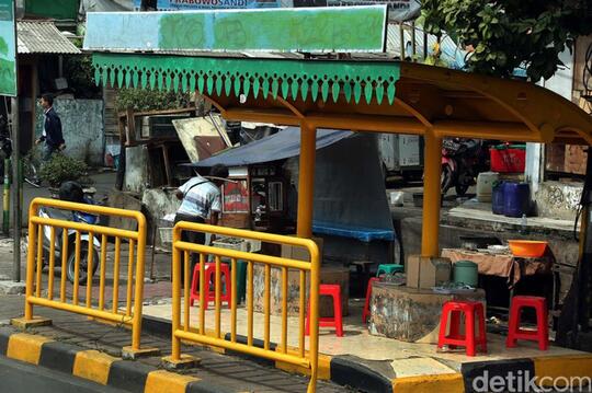 Parah! Halte Bus di Tanah Abang Jadi Warung Makan