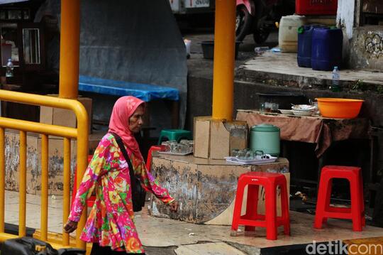Parah! Halte Bus di Tanah Abang Jadi Warung Makan