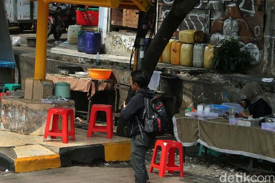 Parah! Halte Bus di Tanah Abang Jadi Warung Makan