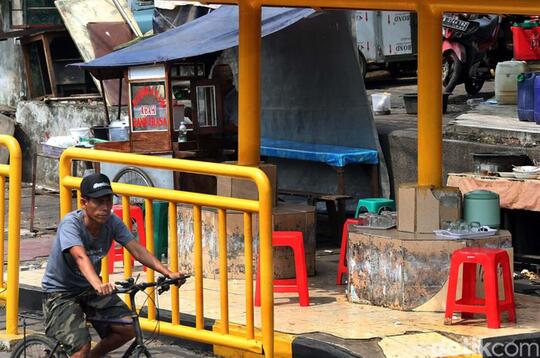 Parah! Halte Bus di Tanah Abang Jadi Warung Makan