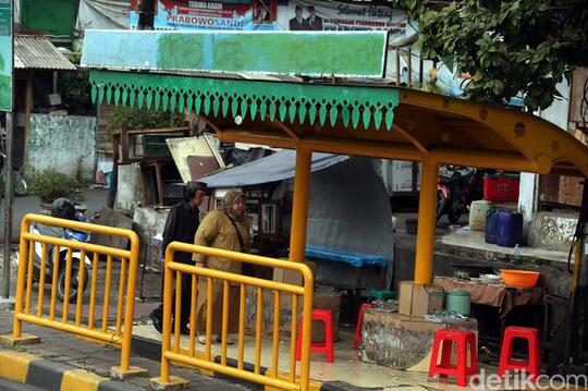 Parah! Halte Bus di Tanah Abang Jadi Warung Makan