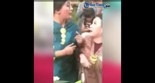 Rebutan Rendang Di Acara Hajatan, Dua Emak-emak Saling Baku Hantam