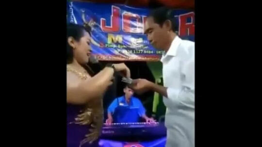 Viral, Video 'Jokowi' Asyik Joget Sambil Nyawer Biduan Dangdut