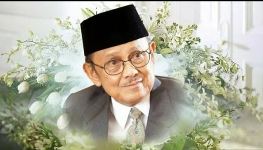 Puisi Paling Romantis Eyang BJ Habibie