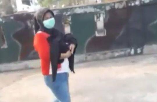 Viral Kisah Polisi Membantu Seorang Ibu yang Jalan Kaki Gendong Jenazah Bayinya