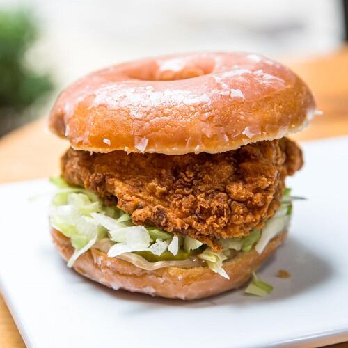 Nggak Cuma KFC, Tempat Ini Juga Pernah Bikin Menu Donut Burger dan Sandwich Kok