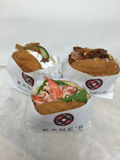 Nggak Cuma KFC, Tempat Ini Juga Pernah Bikin Menu Donut Burger dan Sandwich Kok