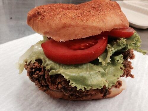 Nggak Cuma KFC, Tempat Ini Juga Pernah Bikin Menu Donut Burger dan Sandwich Kok