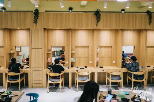 Restoran Ini Menyediakan Jasa “Mak Combalng” Buat Pengunjung yang Datang Sendirian