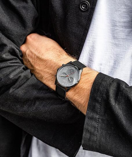 Keren Gan! Jam Tangan Ini Terbuat dari Lelehan Senjata Api