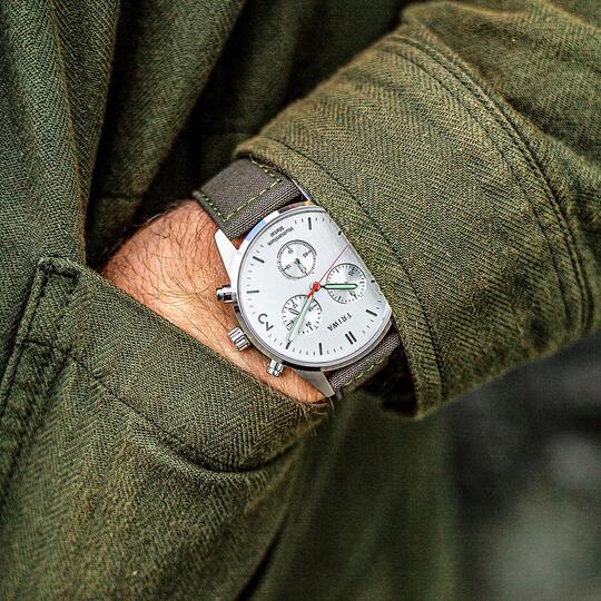 Keren Gan! Jam Tangan Ini Terbuat dari Lelehan Senjata Api