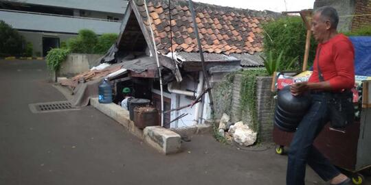 Rumah Reyot "Nyempil" di Tengah Apartemen Mewah Jakpus, Ini Kisah Sang Pemilik