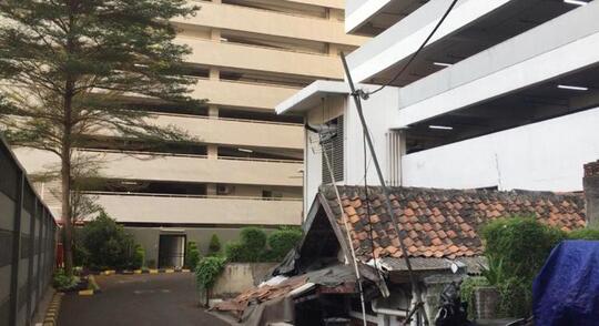 Rumah Reyot "Nyempil" di Tengah Apartemen Mewah Jakpus, Ini Kisah Sang Pemilik