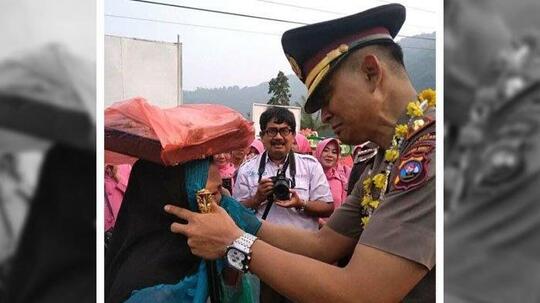 Viral Gadis Penjual Onde-onde Menangis Saat Berpamitan dengan Bapak Kapolres! Kenapa?