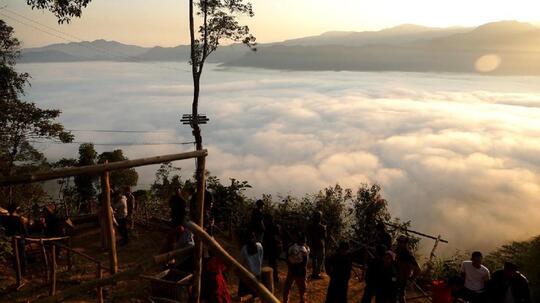 Segala Hal yang Harus Kamu Ketahui Soal Objek Wisata Negeri di Atas Awan Gunung Luhur