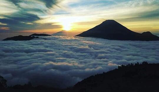 Segala Hal yang Harus Kamu Ketahui Soal Objek Wisata Negeri di Atas Awan Gunung Luhur