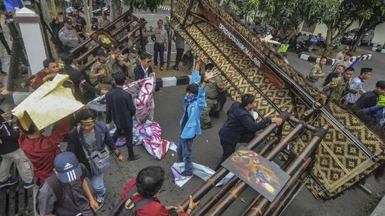 FOTO: Bentrokan saat Demo Mahasiswa di Seluruh Indonesia